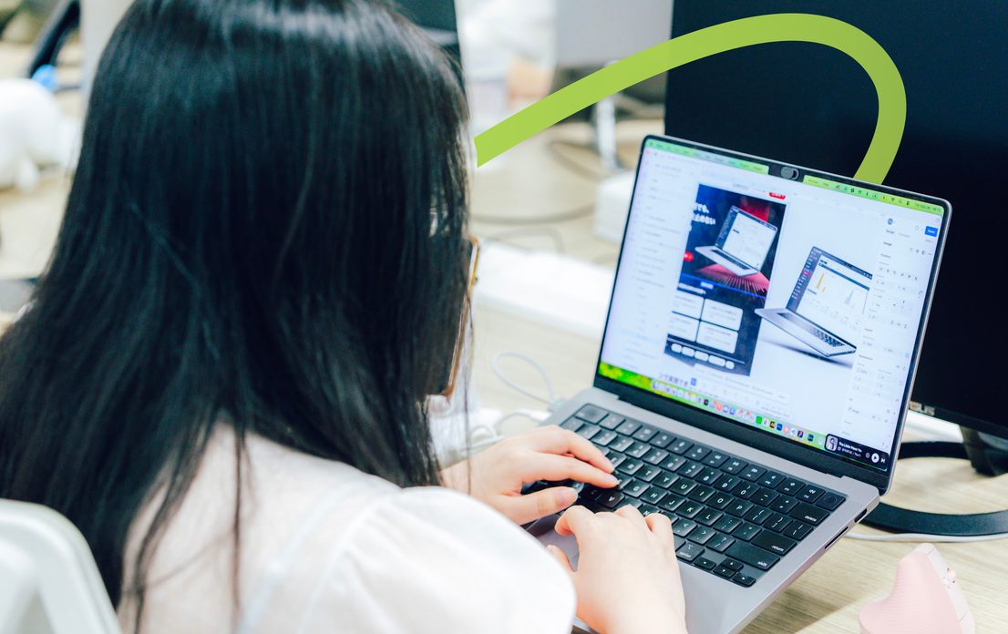 ノートPCで設計画面に向かう社員