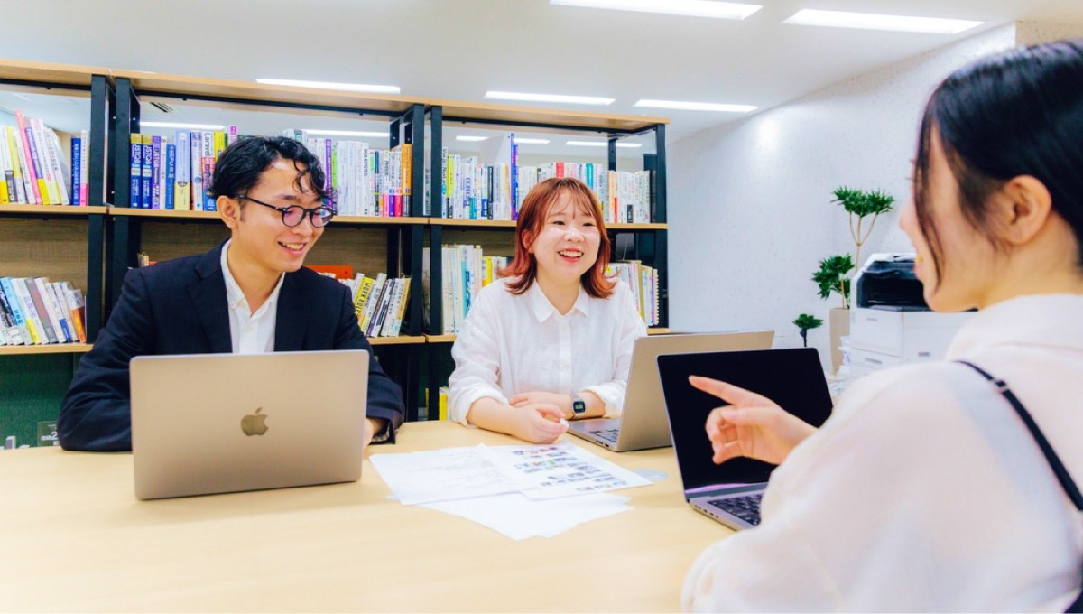 会議室で打ち合わせをする様子