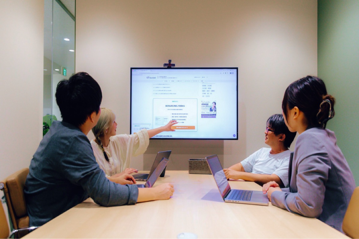 モニターを囲んで議論する様子